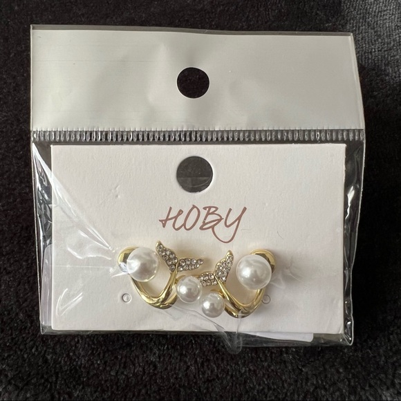 Mermaid Tail Pearl & Gold Earrings - Picture 4 of 7